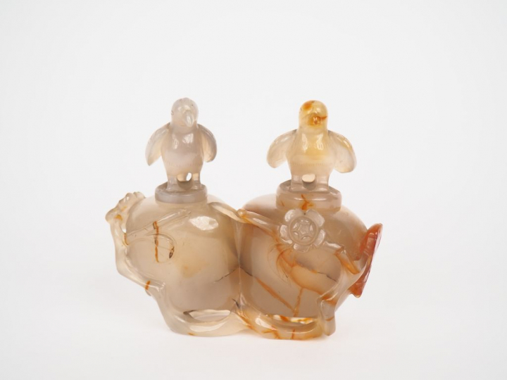 Chine, début XXe siècle, Groupe en agate cornaline, sculpté de deux go