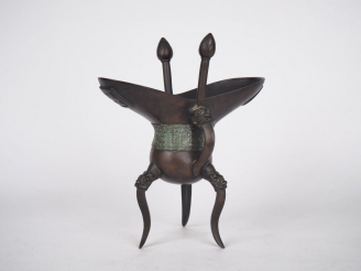 Vente aux enchères Chine, XXe siècle,  Coupe « Jue » tripode en bronze de patine brune à 