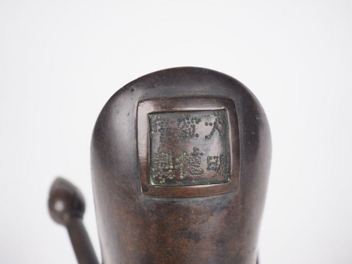 Chine, XXe siècle,  Coupe « Jue » tripode en bronze de patine brune à 