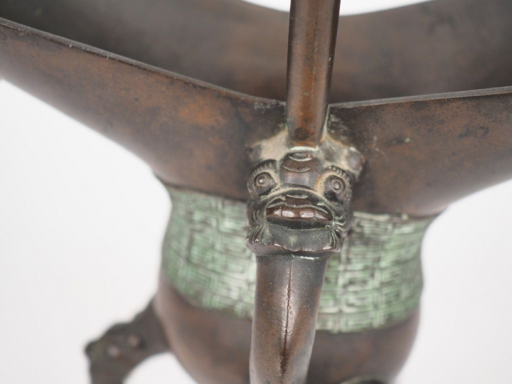 Chine, XXe siècle,  Coupe « Jue » tripode en bronze de patine brune à 