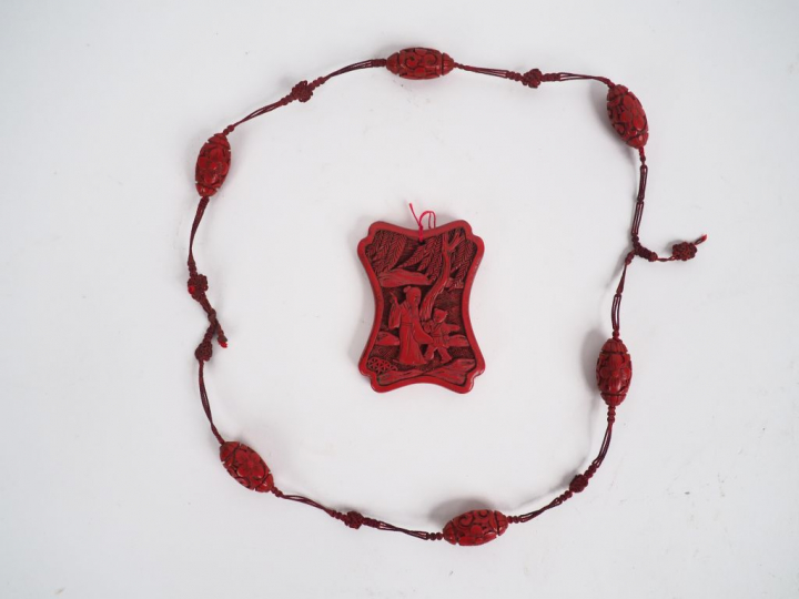 Lot composé d'un pendentif en laque de Cinabre et un  mala. Chine débu