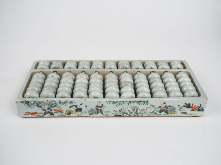 Boullier en porcelaine et émail céladon à décor d'enfant jouant. Chine
