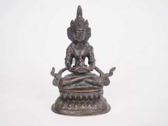 Vente aux enchères Statuette en bronze à patine claire représentant le boudha Amitayus te