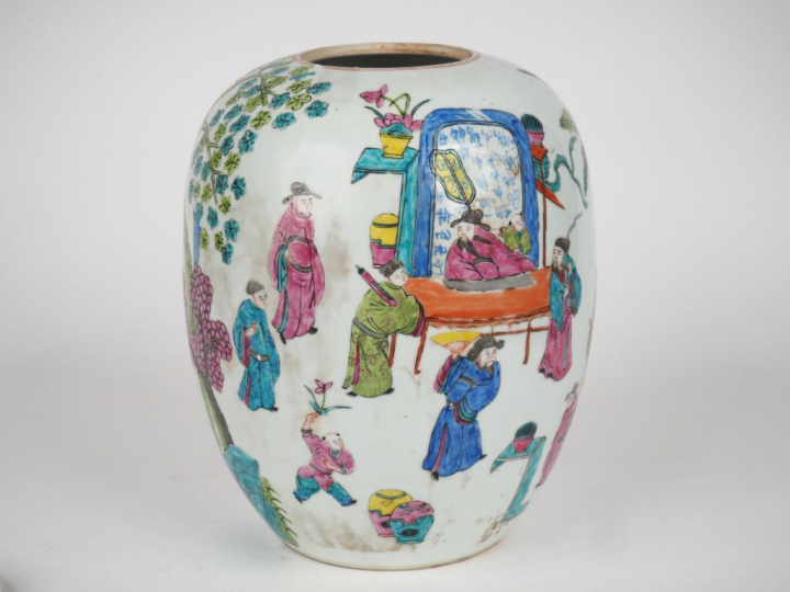 Pot à gingembre en porcelaine et émaux de la famille rose à décor d'un
