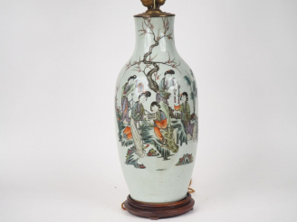 Vente aux enchères Vase balustre en porcelaine à décor en émaux polychromes de jeunes fem