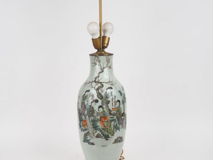 Vase balustre en porcelaine à décor en émaux polychromes de jeunes fem