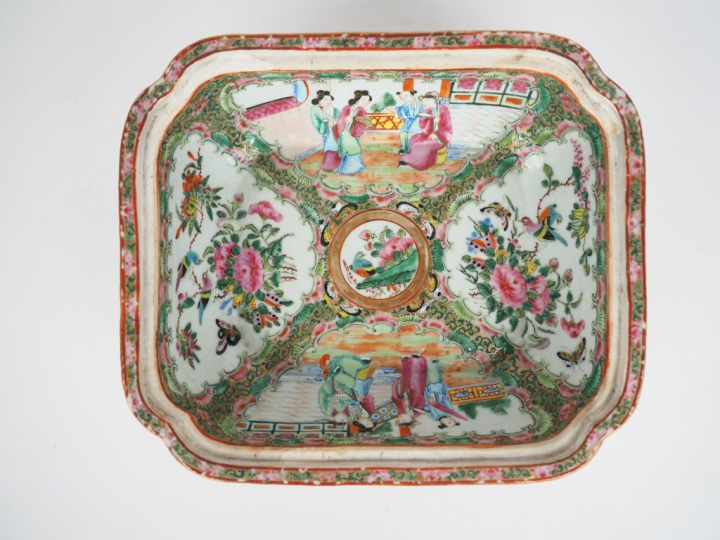 Base de soupière en porcelaine polychrome de Canton. Dim. 24 x 20,5 cm