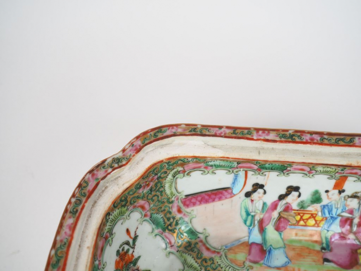 Base de soupière en porcelaine polychrome de Canton. Dim. 24 x 20,5 cm