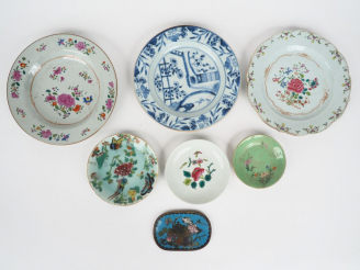 Vente aux enchères Lot comprenant: 3 assiettes de la Compagnie de indes dont deux de la f