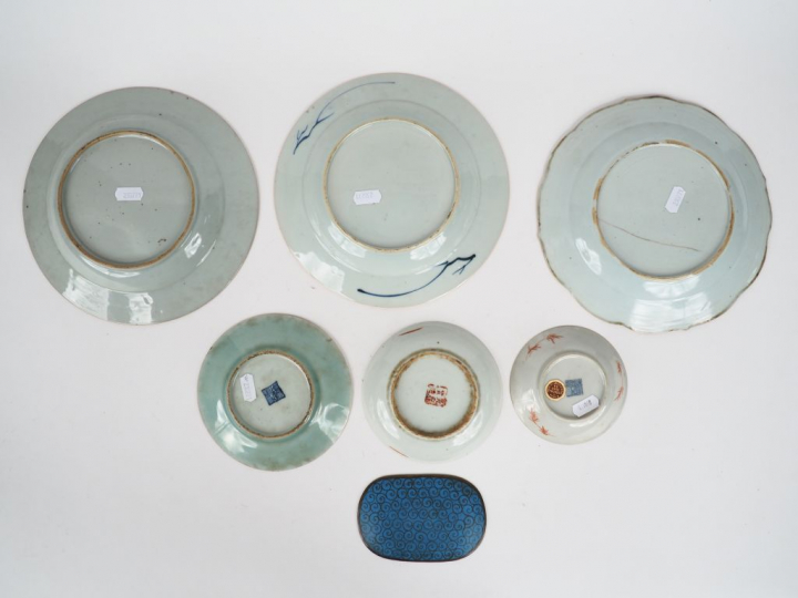 Lot comprenant: 3 assiettes de la Compagnie de indes dont deux de la f