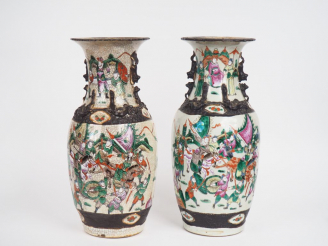 Vente aux enchères 2 vases balustre formant pendant en porcelaine de Nankin à  décor poly