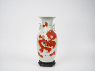 Vente aux enchères Chine, début XXe siècle,  Vase balustre en porcelaine blanche à décor 