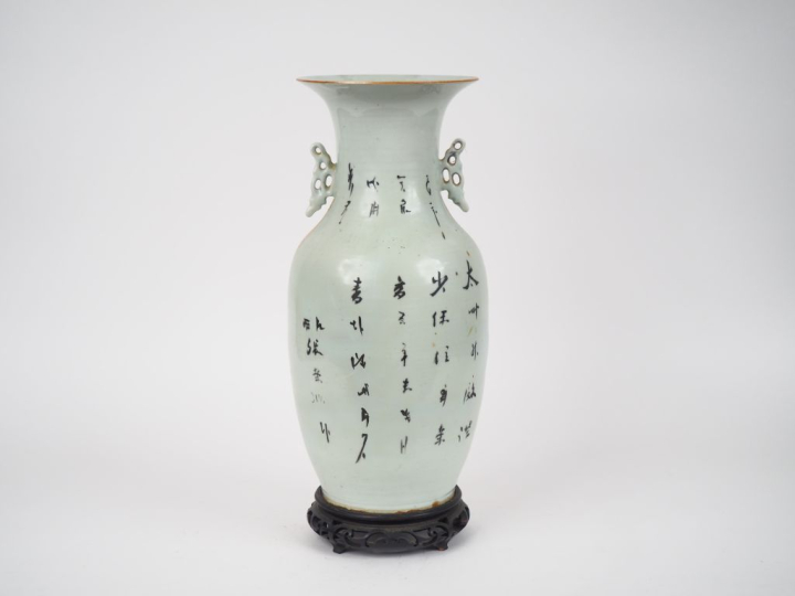 Chine, début XXe siècle,  Vase balustre en porcelaine blanche à décor 
