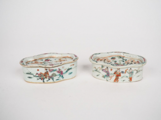 Vente aux enchères 2 boites à grillon en porcelaine de Chine. Dim. 12,3 x 12 cm.