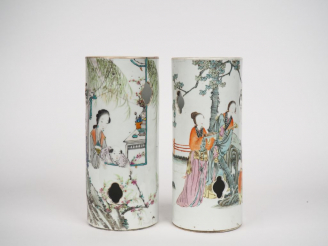 Vente aux enchères Chine, vers 1900  Paire de vases de forme cylindrique formant portes p