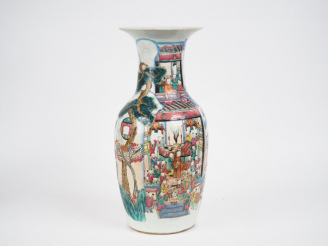Vente aux enchères Chine début XXe siècle,  Vase balustre en porcelaine et émaux polychro