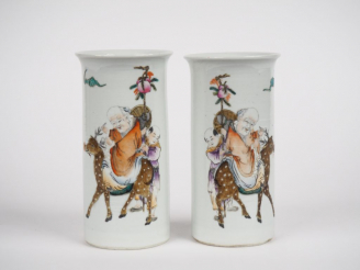 Vente aux enchères Chine, première République,  Paire de vases de forme cornets en porcel