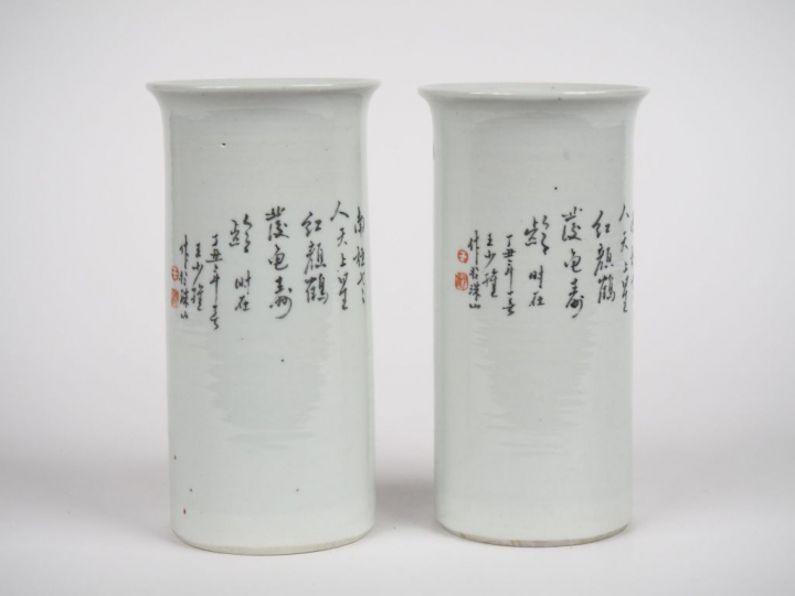 Chine, première République,  Paire de vases de forme cornets en porcel