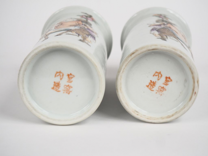 Chine, première République,  Paire de vases de forme cornets en porcel