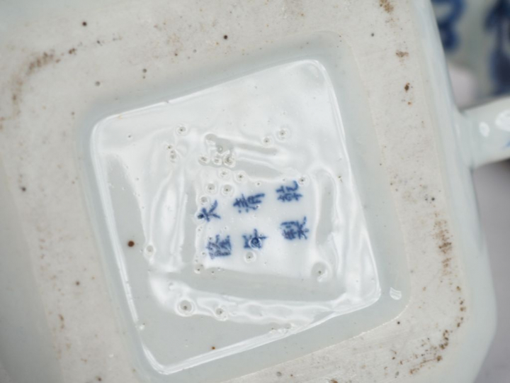 Lot comprenant :  Chine, début XXe siècle,  Théière en porcelaine blan