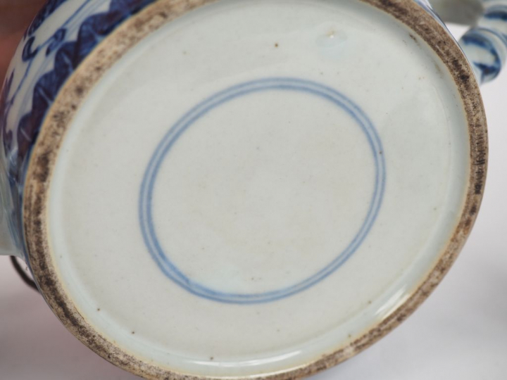 Lot comprenant :  Chine, début XXe siècle,  Théière en porcelaine blan