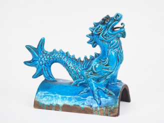 Vente aux enchères Chine XXe, dans le style des Ming Tuile faitière en céramique émaillée