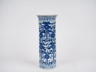 Vente aux enchères Chine, fin XIXe siècle, Vase cornet en porcelaine blanche, à décor en 