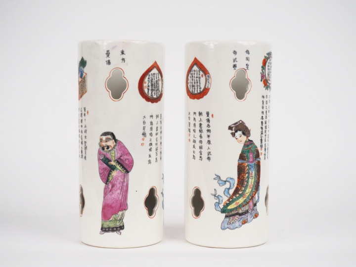 Chine, XXe siècle, Paire de portes perruques en porcelaine et émaux de