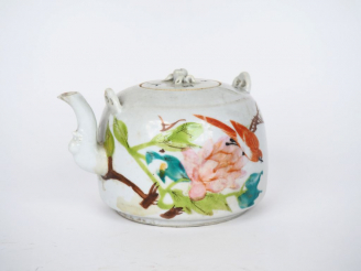 Vente aux enchères Chine, début XXe siècle,  Théière en porcelaine et émaux polychromes à
