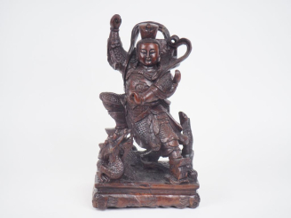 Vente aux enchères Chine, vers 1900,  Groupe en bois sculpté représentant un des quatre g
