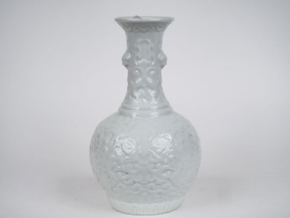 Vente aux enchères Chine XXe siècle, Vase pansu à long col en porcelaine blanche à décor 