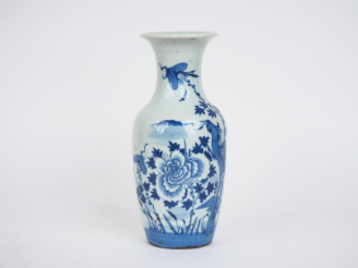 Vente aux enchères Chine vers 1900, Vase balustre en porcelaine bleu blanc à décor d’un o