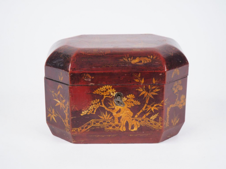 Chine du Sud vers 1920 Boîte à thé en laque rouge et doré à deux compa