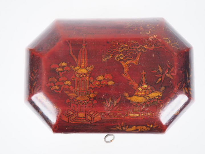 Chine du Sud vers 1920 Boîte à thé en laque rouge et doré à deux compa