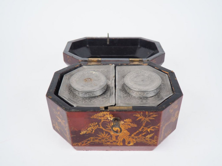 Chine du Sud vers 1920 Boîte à thé en laque rouge et doré à deux compa