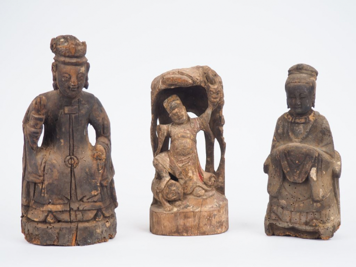 Chine, XVIIIe-XIXe siècle, Trois statuettes votives en bois représenta