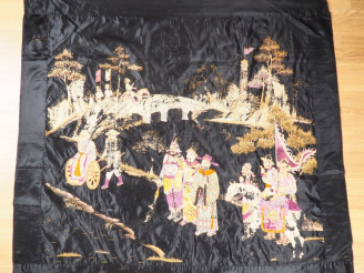 Vente aux enchères Indochine, vers 1920, Importante broderie sur soie, à décor polychrome