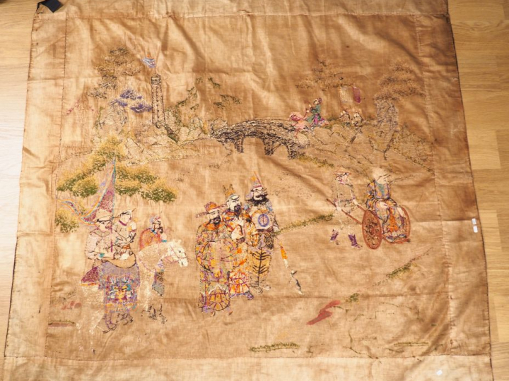 Indochine, vers 1920, Importante broderie sur soie, à décor polychrome