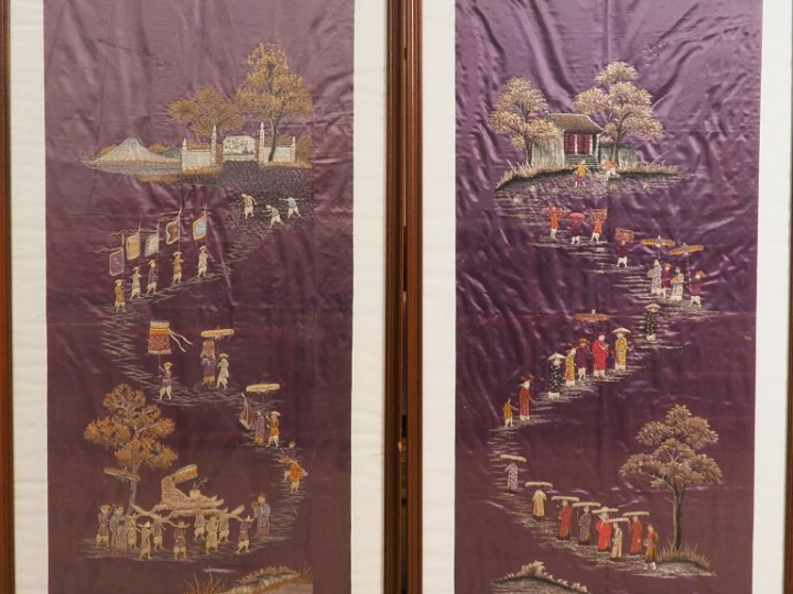 Indochine, XXe siècle, Deux tentures formant pendant en soie et lin br