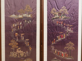 Vente aux enchères Indochine, XXe siècle, Deux tentures formant pendant en soie et lin br