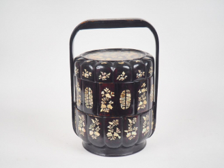 Vente aux enchères Vietnam XXème, Boîte à pique-nique en bois laqué incrusté de nacre Dim