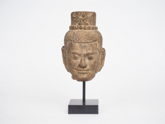 Vente aux enchères Tête en pierre de style Khmer. H. 18 cm. (sans le socle).