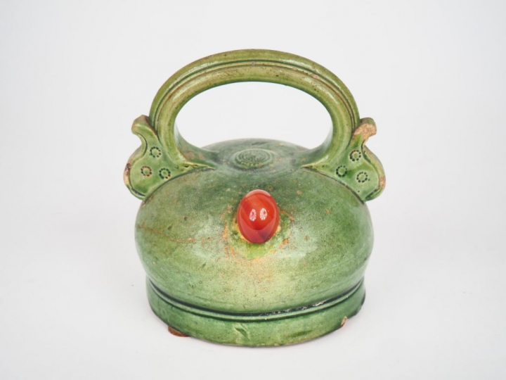 Pot à chaud en terre cuite émaillée verte. Indochine vers 1900. H. 13,