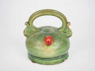 Vente aux enchères Pot à chaud en terre cuite émaillée verte. Indochine vers 1900. H. 13,