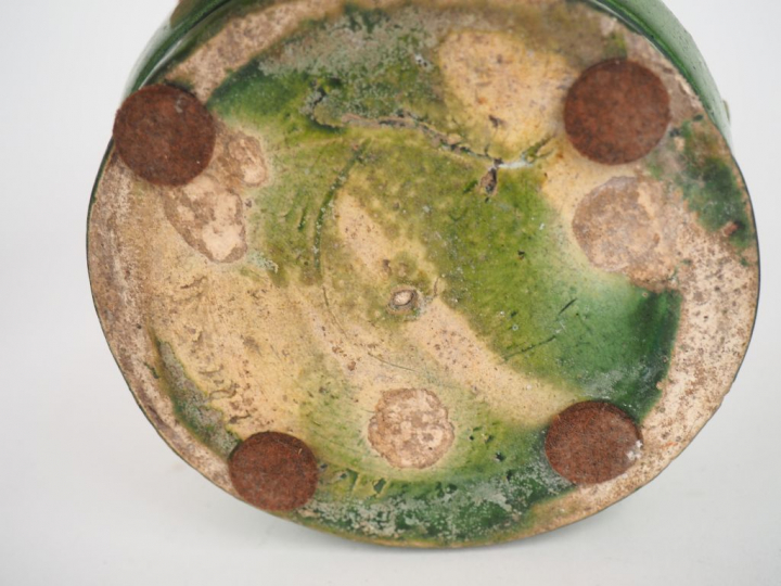 Pot à chaud en terre cuite émaillée verte. Indochine vers 1900. H. 13,