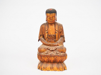 Vente aux enchères Statuette en bois laqué et doré représentant un boudha assis sur un do