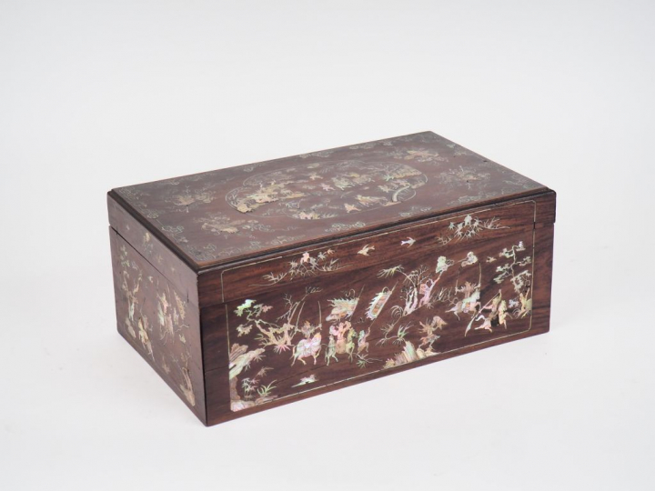 Indochine vers 1900, Coffret en marqueterie de nacre à décor de scènes