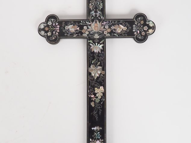 Croix Nham Dinh en bois naturel à décor en marqueterie de nacre de fle