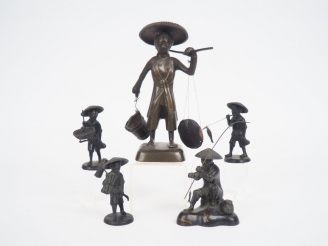 Vente aux enchères Ensemble 5 petits sujet en bronze représentant des pêcheurs et paysans