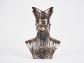 Vente aux enchères Buste en bronze de patine claire représentant un mandarin. Indochine v